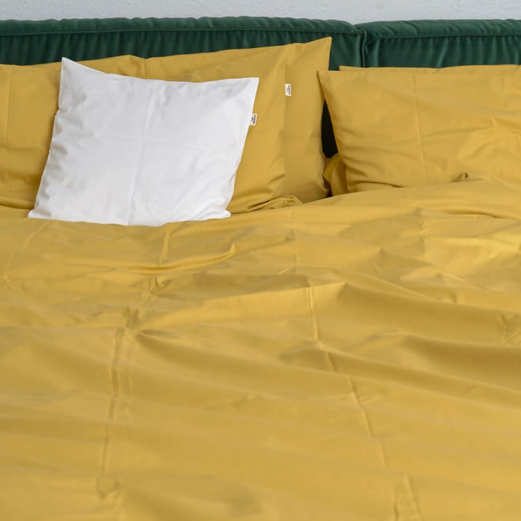 gelbe Bettwäsche perkal mit weißem kissen Von Schütz