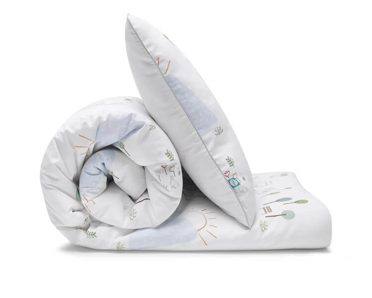 Schöne Bettwäsche mit bunten Landschaftsmotiven auf weiß aus zertifizierter Baumwolle