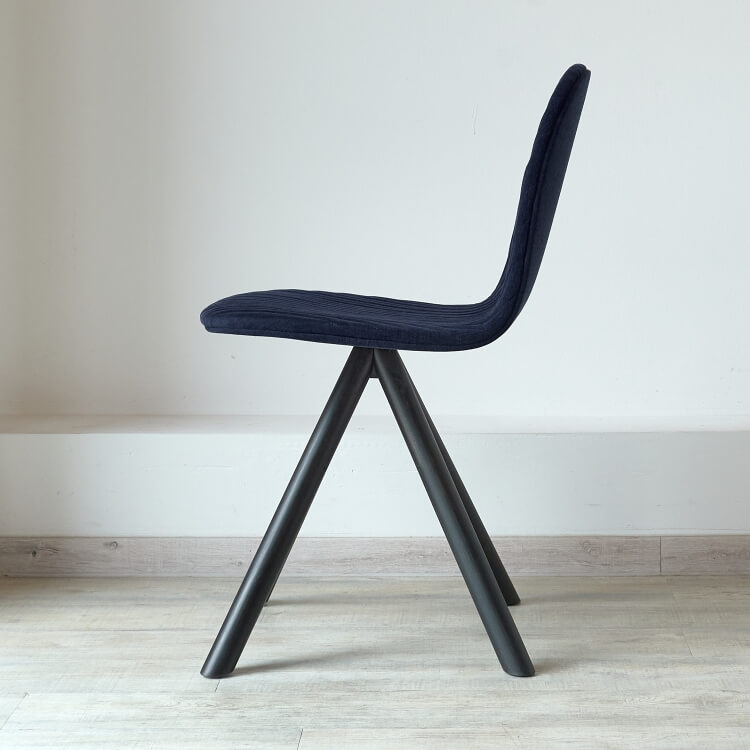 Design Polsterstuhl Iker Mannequin 1 dunkelblau