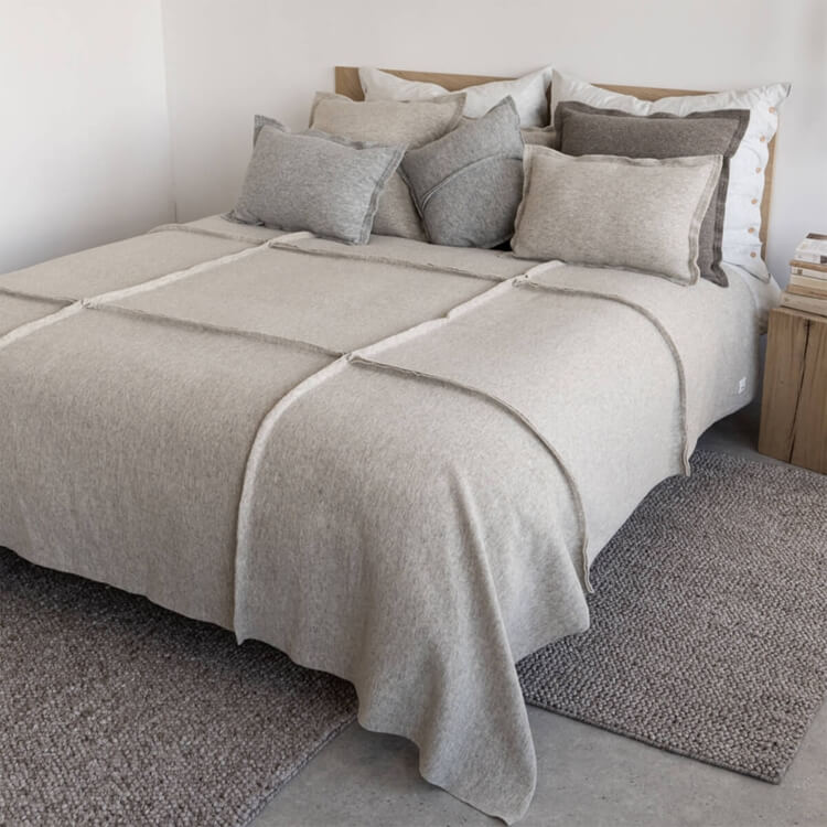 moyha Well Zierkissen und Wave Tagesdecke ecru creme