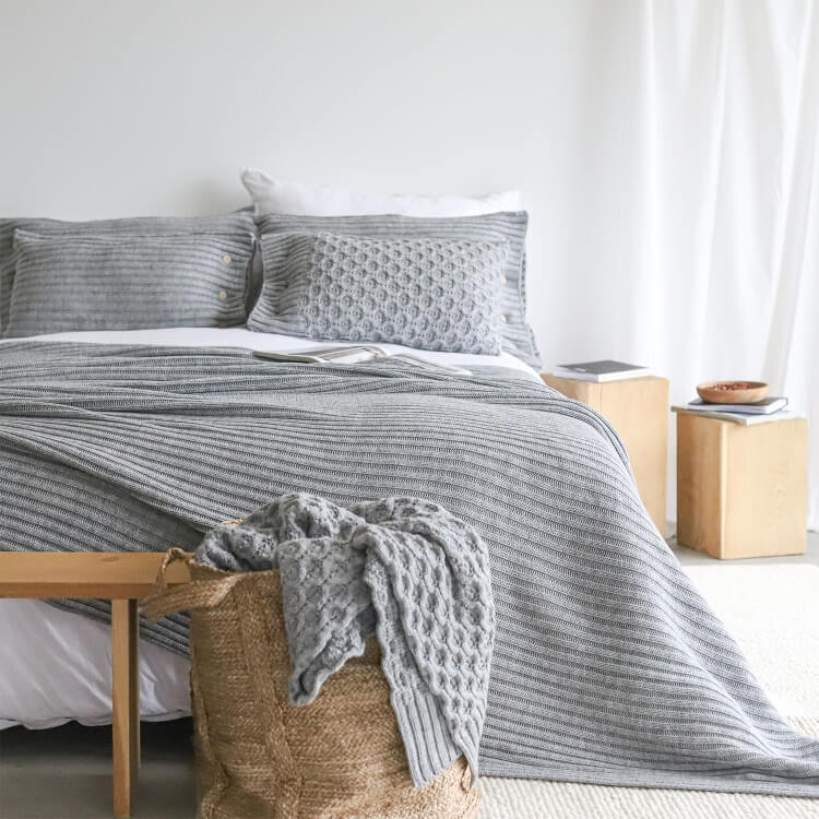 Moyha Strick Tagesdecke Cosy Hellgrau