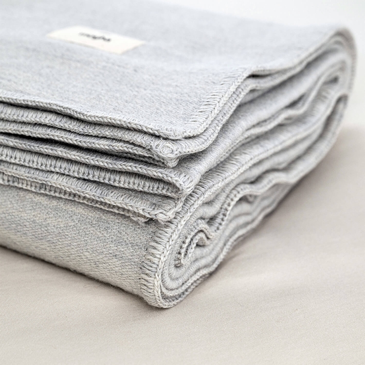 Wolldecke hellgrau Schurwolle MOYHA Wool