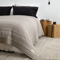 Gesteppter Bettüberwurf Taupe graubeige Baumwolle Moyha