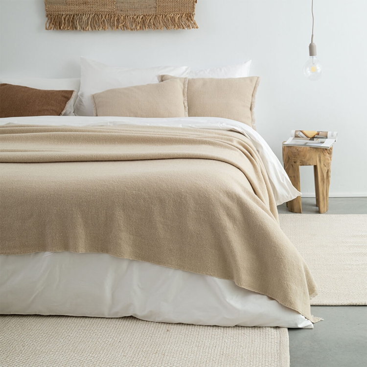 Elegante Fransen der MOYHA Tagesdecke Herringbone Beige in sanftem Beigeton