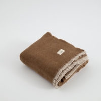 Nahaufnahme der MOYHA Tagesdecke Herringbone Haselnussbraun 220x240 cm