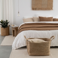 MOYHA Tagesdecke Herringbone Haselnussbraun 220x240 cm in einem stilvollen Schlafzimmer