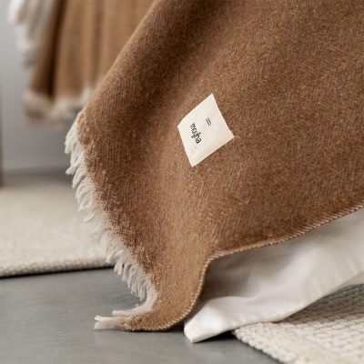 MOYHA Tagesdecke Herringbone Haselnussbraun 220x240 cm auf einem Bett. 2