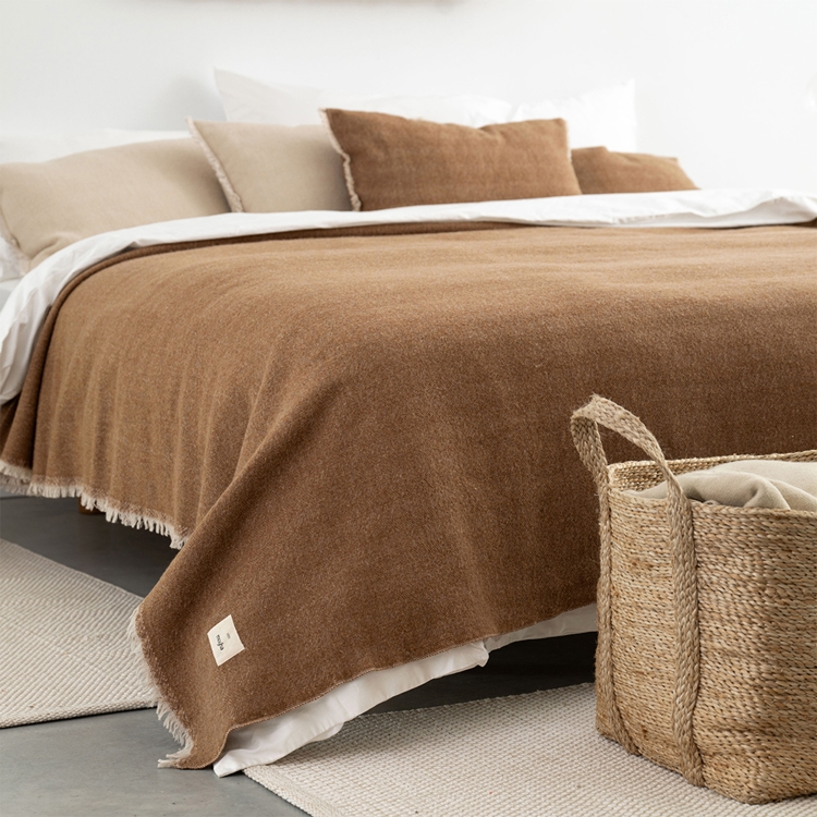 Detailansicht der Fransen der MOYHA Tagesdecke Herringbone Haselnussbraun 220x240 cm.