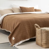 Detailansicht der Fransen der MOYHA Tagesdecke Herringbone Haselnussbraun 220x240 cm.