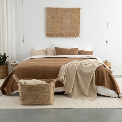 MOYHA Tagesdecke Herringbone Haselnussbraun 220x240 cm auf einem Bett.