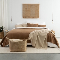 MOYHA Tagesdecke Herringbone Haselnussbraun 220x240 cm auf einem Bett.