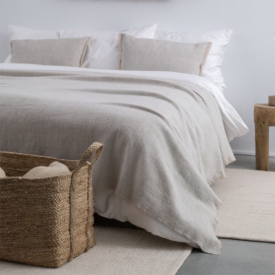 MOYHA Tagesdecke Herringbone Hellgrau 220x240 cm auf einem Bett 2