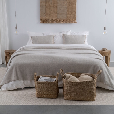 MOYHA Tagesdecke Herringbone Hellgrau 220x240 cm auf einem Bett