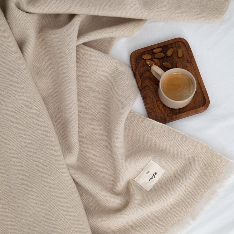 Elegante MOYHA Wolldecke Herringbone Beige 130x170 cm im Wohnzimmer