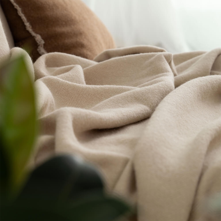 Nahaufnahme der MOYHA Wolldecke Herringbone Beige 130x170 cm