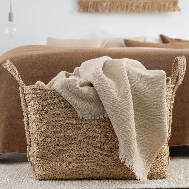 MOYHA Wolldecke Herringbone Beige 130x170 cm kombiniert mit Kissen.