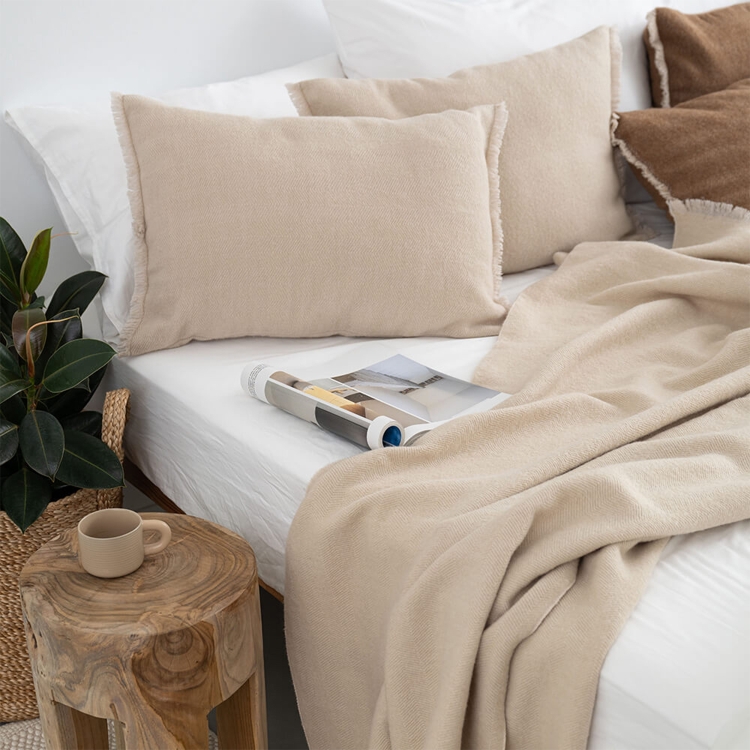 Luxuriöse MOYHA Wolldecke Herringbone Beige 130x170 cm mit Fischgrätmuster