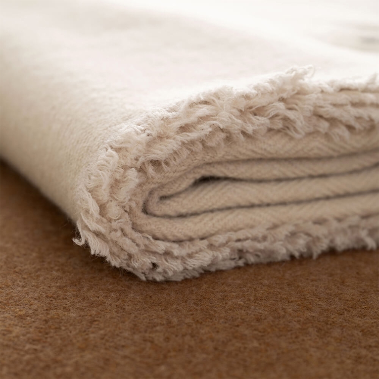 Elegante MOYHA Wolldecke Herringbone Beige 130x170 cm im Wohnzimmer