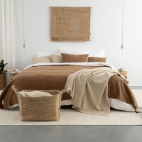 Weiche MOYHA Wolldecke Herringbone Beige 130x170 cm auf einem Sessel