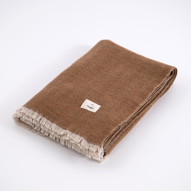 MOYHA Wolldecke Herringbone Haselnussbraun 130x170 cm im Wohnzimmer