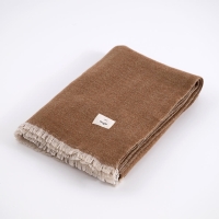 MOYHA Wolldecke Herringbone Haselnussbraun 130x170 cm im Wohnzimmer