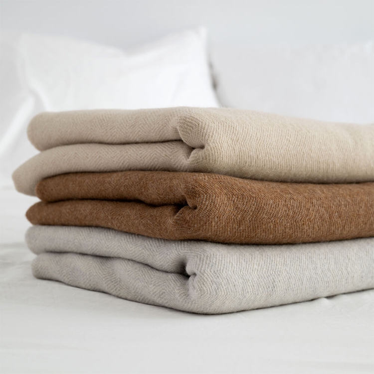 MOYHA Wolldecke Herringbone Haselnussbraun 130x170 cm mit Fransen