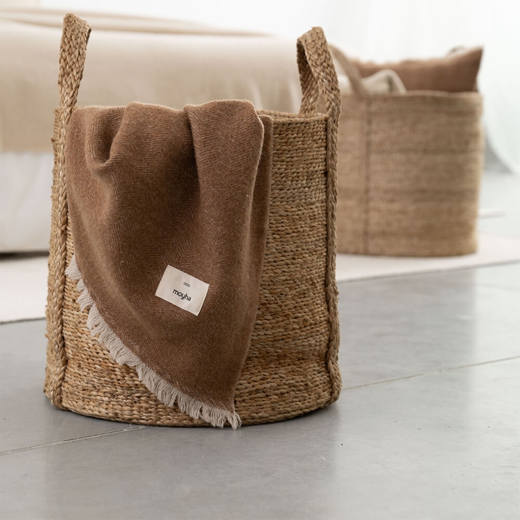 Nahaufnahme der MOYHA Wolldecke Herringbone Haselnussbraun 130x170 cm