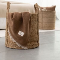 Nahaufnahme der MOYHA Wolldecke Herringbone Haselnussbraun 130x170 cm