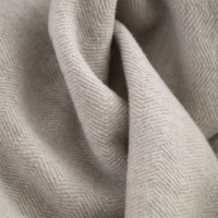 Nahaufnahme der MOYHA Wolldecke Herringbone Hellgrau 130x170 cm