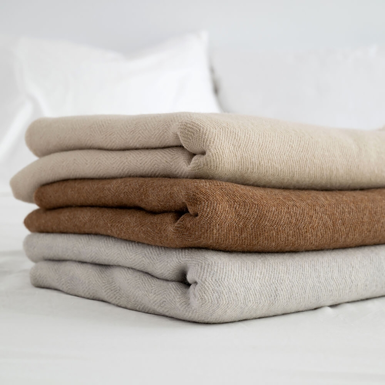 MOYHA Wolldecke Herringbone Hellgrau 130x170 cm mit Fransen