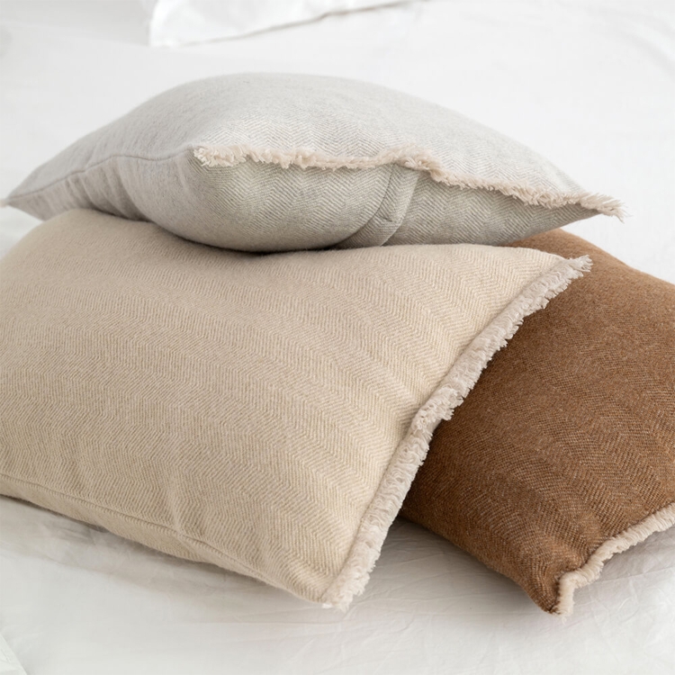 Dekoratives Sofakissen Herringbone Beige 60x40 cm von MOYHA