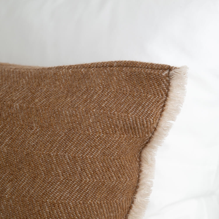 Stilvolles MOYHA Dekokissen Herringbone Haselnussbraun 60x40 cm