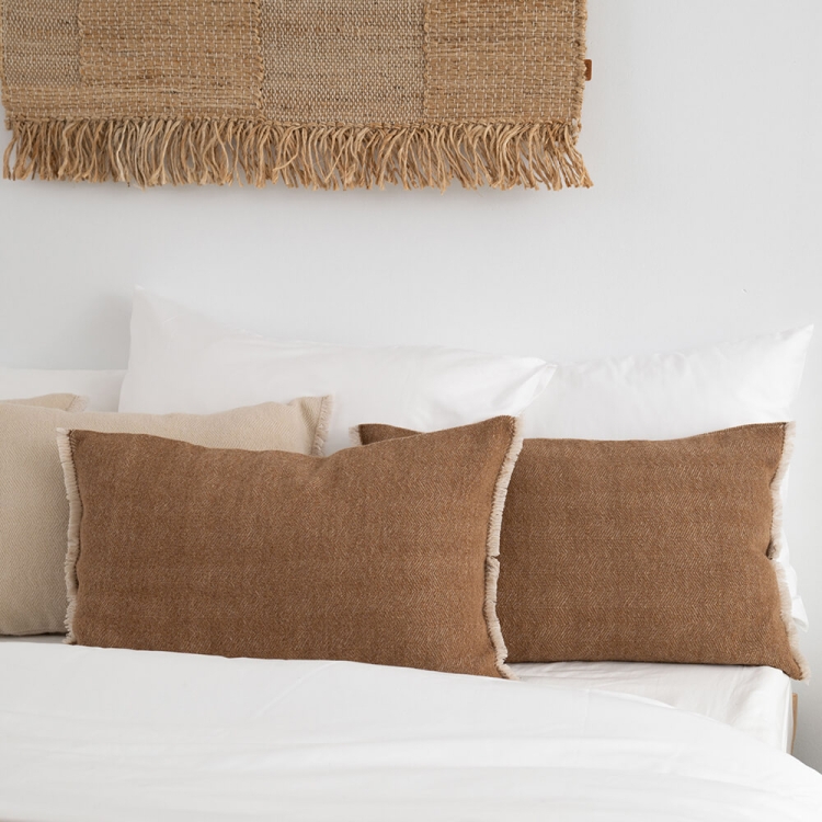 MOYHA Herringbone Dekokissen Haselnussbraun 60x40 cm auf Bett