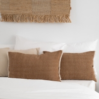 MOYHA Herringbone Dekokissen Haselnussbraun 60x40 cm auf Bett