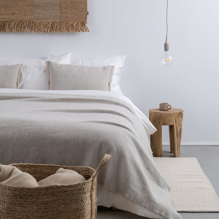 MOYHA Dekokissen Herringbone Hellgrau 60x40 cm im Bett