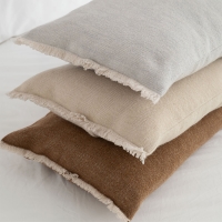 Detailansicht MOYHA Dekokissen Herringbone Hellgrau 60x40 cm