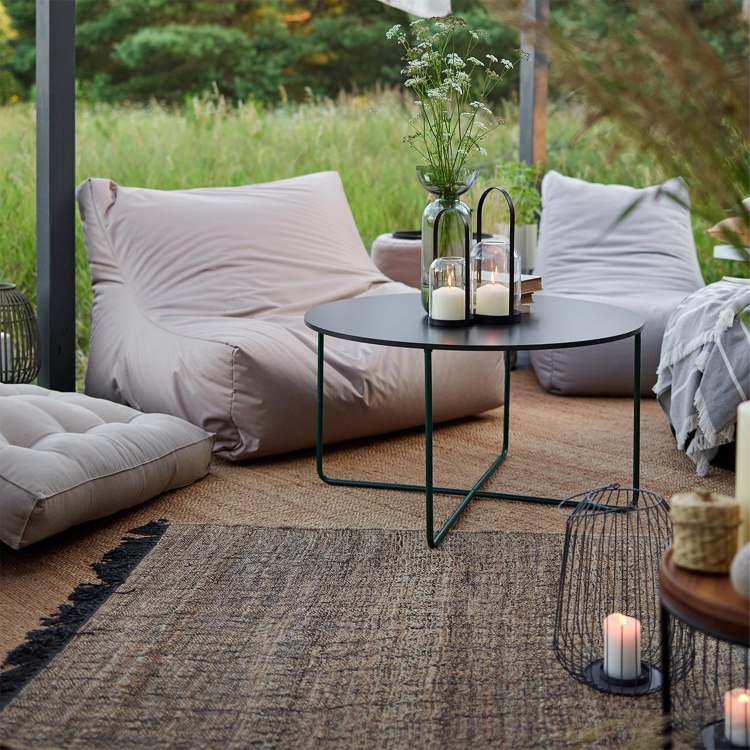 VOX Looz Sitzsack Outdoor Beige, mittlere Größe auf dem Balkon