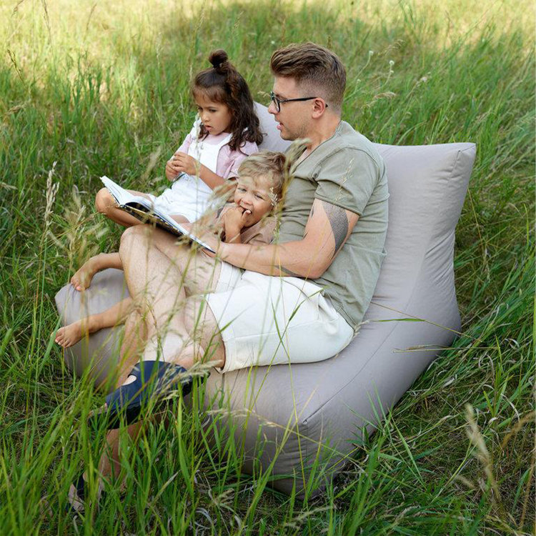 Großer VOX Looz Sitzsack Sessel Outdoor Beige, 100x110 cm, auf Terrasse