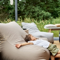 Bequemer VOX Looz Sitzsack Sessel Outdoor Beige, 100x110 cm, bei Sonnenuntergang