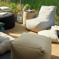 Großer VOX Looz Outdoor Hocker Beige, 60x40x60 cm, auf der Terrasse