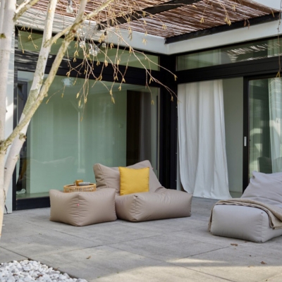 VOX Looz Outdoor Hocker Schwarz, 60x40x60 cm, im Garten 2