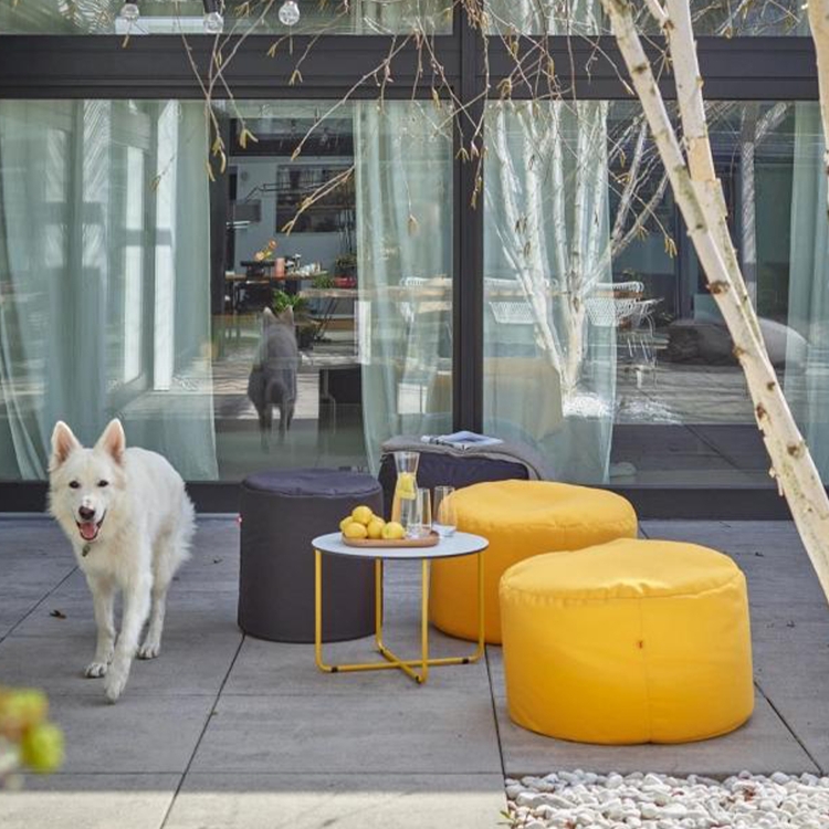 VOX Looz Outdoor Pouf klein beige, 50x52 cm, im Garten