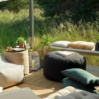 Großer VOX Looz Outdoor Pouf klein beige, 50x52 cm, auf der Terrasse