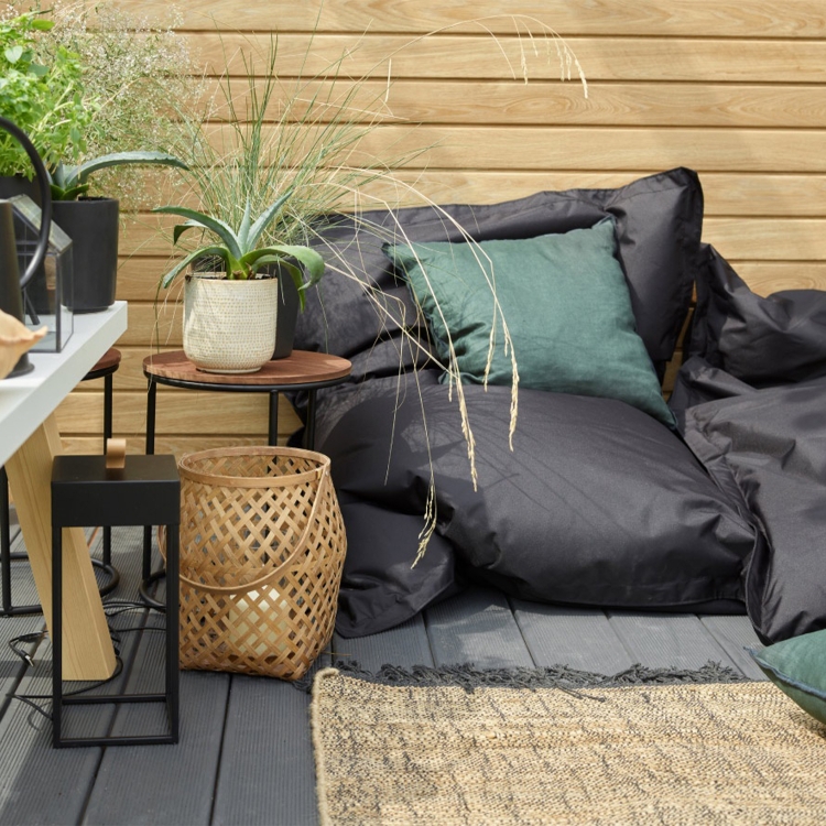 Pufy Outdoor-Kissen Schwarz, 91x15x135 cm, auf der Terrasse