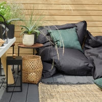 Pufy Outdoor-Kissen Schwarz, 91x15x135 cm, auf der Terrasse