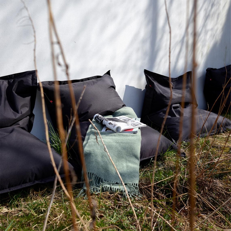 Großes Pufy Outdoor-Kissen Schwarz, 91x15x135 cm, auf dem Balkon