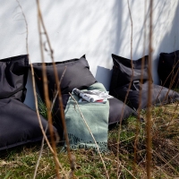 Großes Pufy Outdoor-Kissen Schwarz, 91x15x135 cm, auf dem Balkon