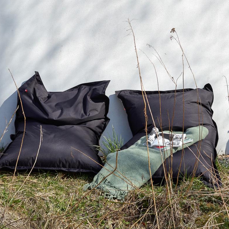 Ergonomisches Pufy Outdoor-Kissen Schwarz, 91x15x135 cm, im Garten