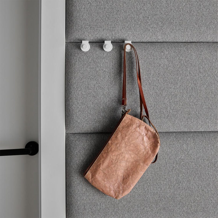 Einfache Montage des Soform Polsterpaneels 60x30 cm Grau Wolle an Wand mit Kleiderhaken