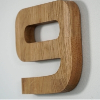 3D Wanduhr XXL Eiche Natur 100 cm mit schwarzen Zeigern und selbstklebenden Ziffern im Wohnzimmer